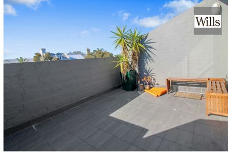 3 bed townhouse with 2 bathrooms, car space and balcony - Photo 3