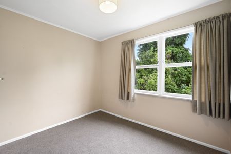 Step into this freshly renovated 3-bedroom, 1-bathroom home on Crosby Road, complete with a single garage and light-filled living spaces. - Photo 2