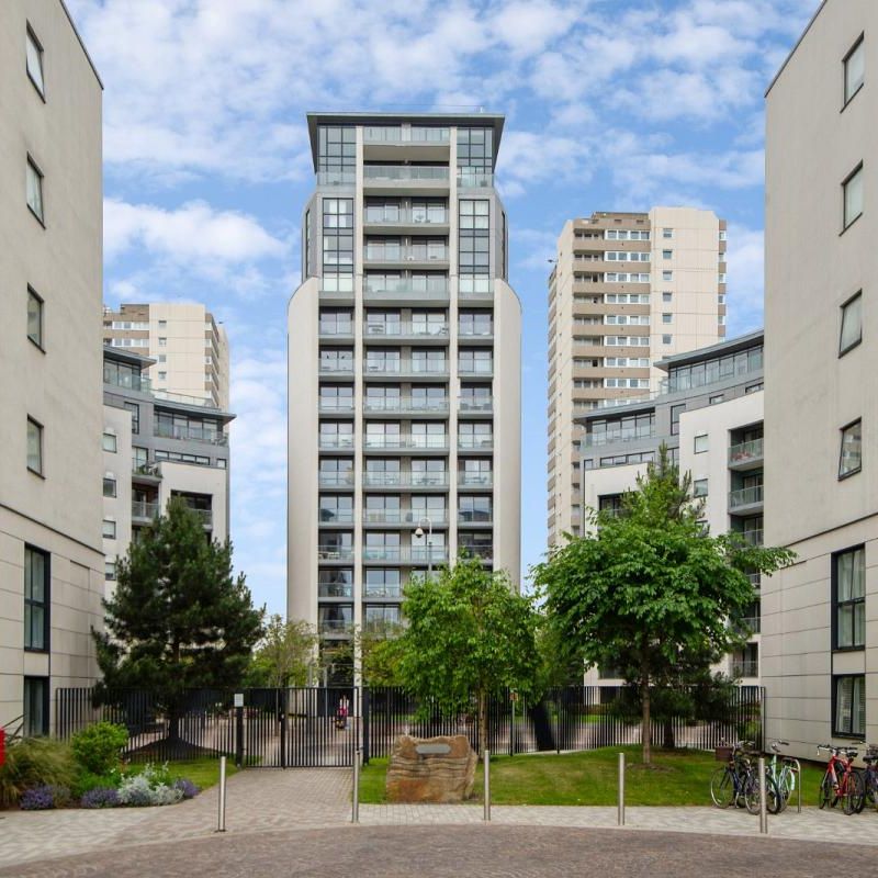 3 bedroom flat in Pump House Crescent - Photo 1