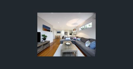 MODERN SPACIOUS APARTMENT, HUGE NORTH FACING COURTYARD - Photo 3