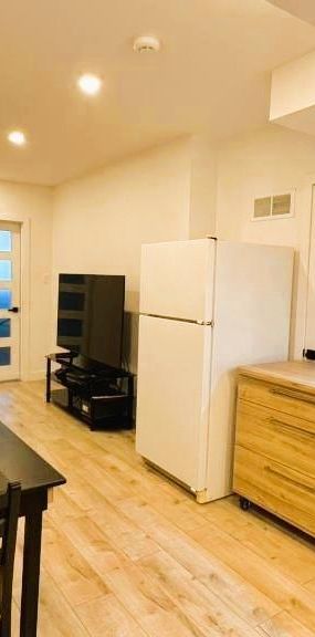 3 1/2 a Louer TOUT COMPRIS: Hydro: Chauffé, Éclairé, Eau chaude, Climatisé, Wifi. Laveuse Sécheuse, Frigo, Four, Micro-onde, Terrasse, stationnement + - Photo 1