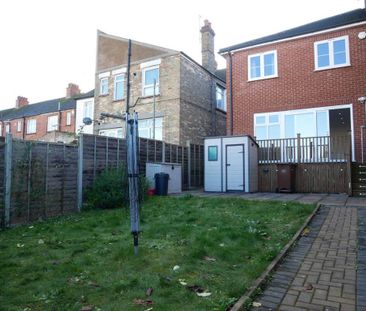 3 bedroom semi-detached house to rent - Photo 6