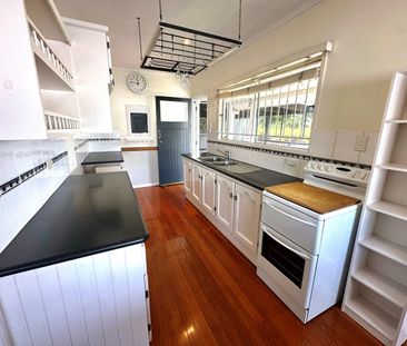 Inviting Family Home - Massive Garage - 809sqm's! - Photo 6