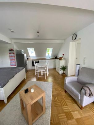 Schöne Dachgeschoßwohnung mit Loggia und Einbauküche - Photo 1