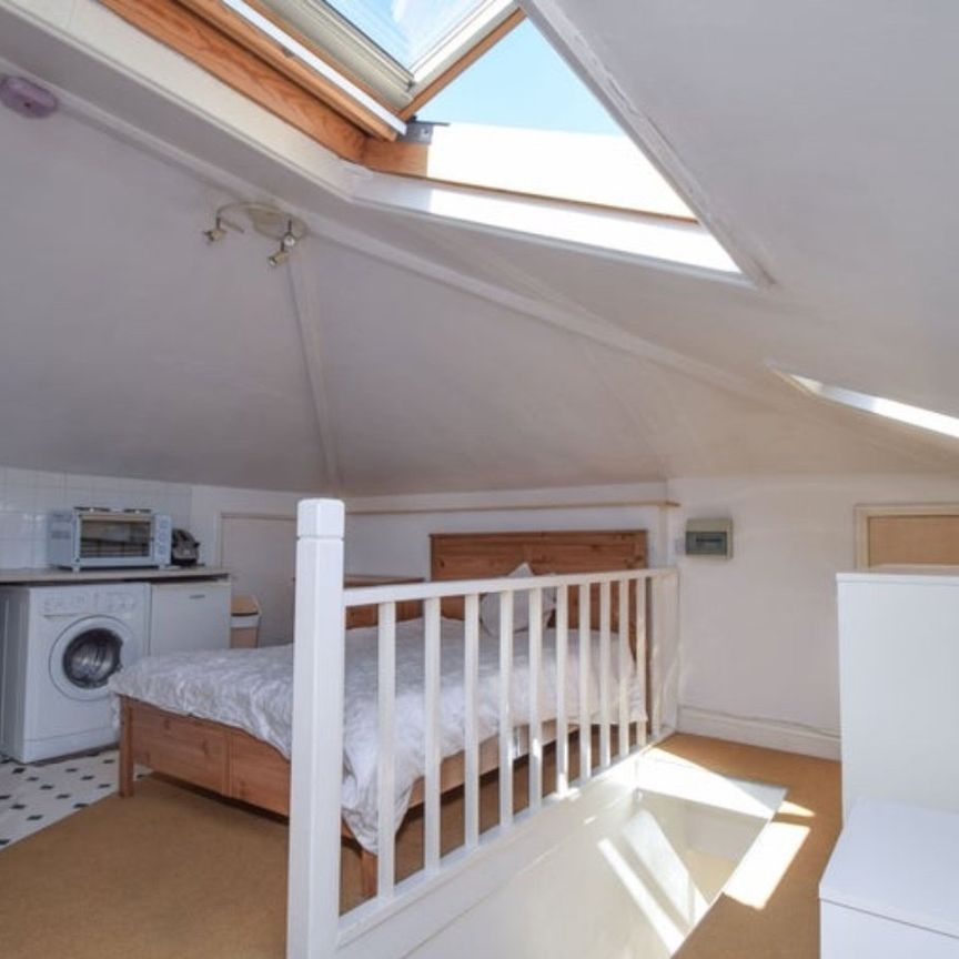 Studio Flat, Warwick Gardens, W14 - Photo 1