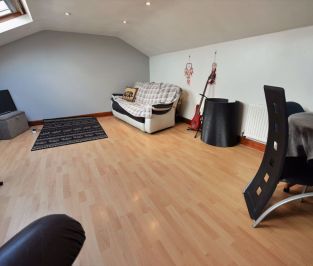 3 bedroom Flat in Flat C, Leeds - Photo 4