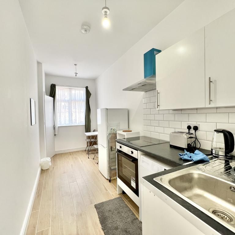 Studio to rent - Photo 1