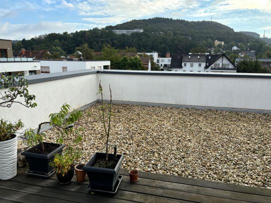 Ein echtes Highlight auf dem Marburger Wohnungsmarkt! Moderne, lichtdurchflutete und wirklich schöne 3 Zimmer-Wohnung mit Dachterrasse, Afföllerstr. 30, Marburg - Photo 1