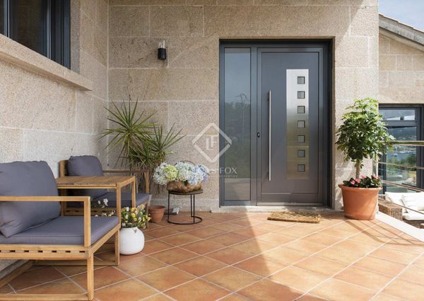 Excellent furnished villa with stunning views of the estuary for rental in O Hio- Aldan, Pontevedra