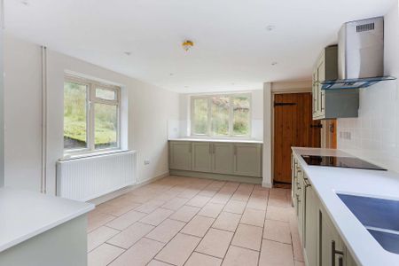 An idyllic newly refurbished three-bedroom cottage located within the Kentchurch Court Estate deer park, one of the oldest in the country, offering the perfect - Photo 5