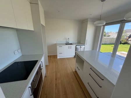 Charming Mount Maunganui 2BR Home! - Photo 5