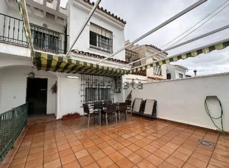 Alquiler de chalet adosado en Calle Topacio s/n - Photo 2