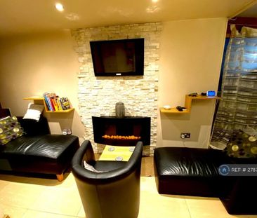 1 bedroom in a house share to rent - Photo 3