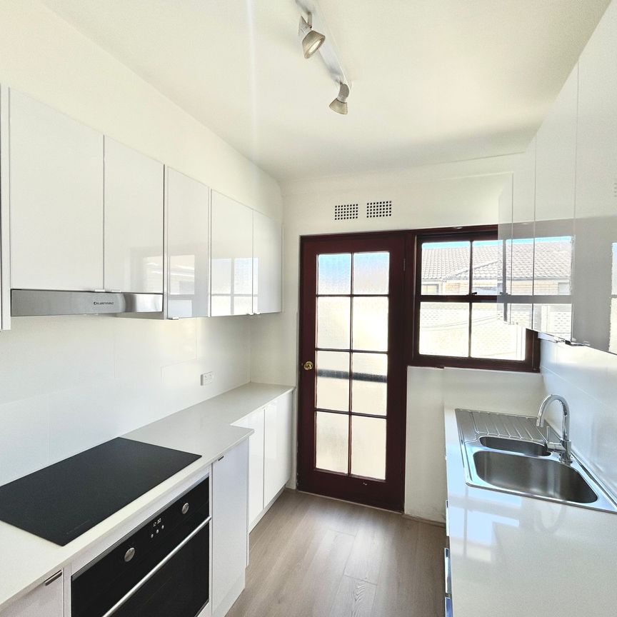 Immaculate Top-Floor Apartment in a Prime Lifestyle Location - Photo 1