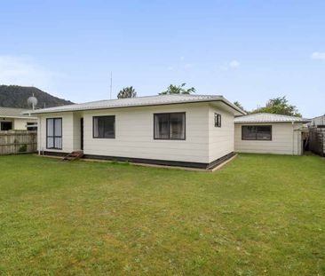 Tidy home with great yard space and garage - Photo 5