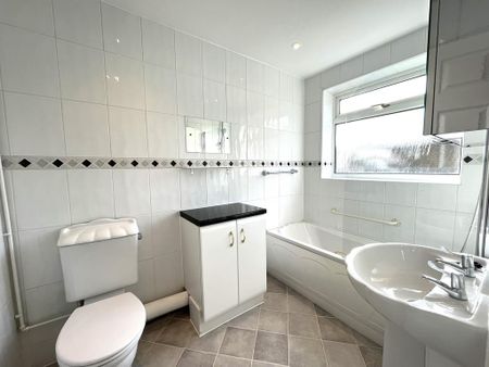 2 bedroom semi-detached bungalow to rent - Photo 3