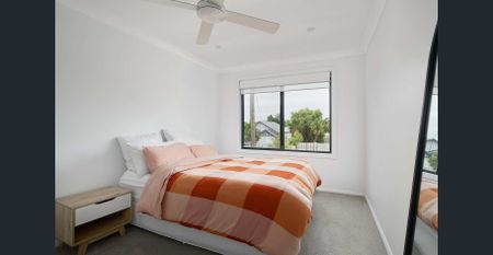 Spacious Townhouse with Light-Filled Interiors & Private Courtyard - Photo 5