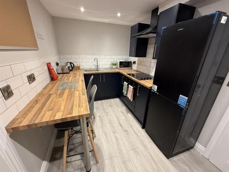 1 bedroom in a house share to rent - Photo 4