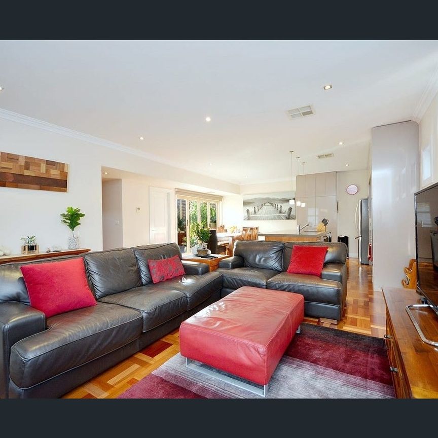 Stunning Townhouse in Prime Location - Photo 1