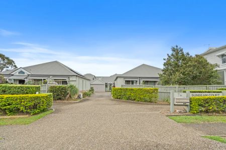 “Stunning Two-Bedroom Villa with City Views in a Quiet Complex” - Photo 5