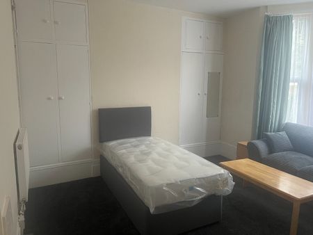 Room in a Shared House, Parkside Road, TW3 - Photo 2