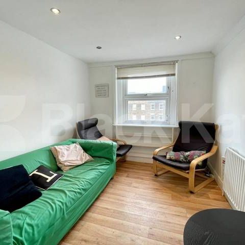 recently redecorated three double bedroomed apartment is set on the second floo - Photo 1
