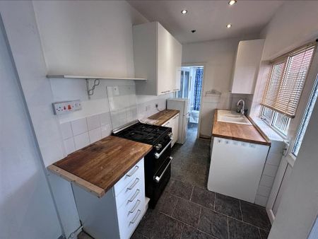 3 bedroom terraced house to rent - Photo 3