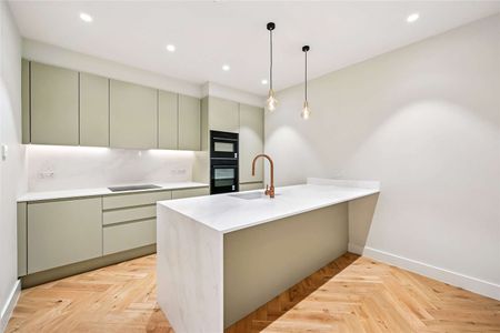 A three bedroom, recently refurbished mews house conveniently located in the heart of South Kensington - Photo 5