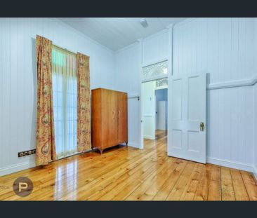 Timeless Queenslander Elegance, Just 10 Minutes from the CBD - Photo 1