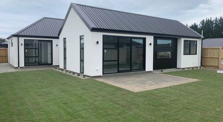 Three Bedroom Property - Photo 4