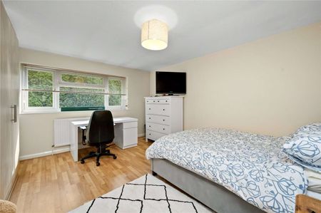 An exceptional detached family house with a double garage near the centre of Guildford and the Pewley Downs. - Photo 5