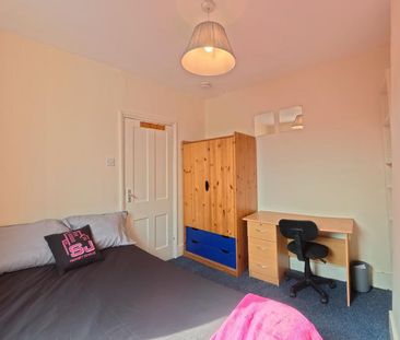 4 bedroom end of terrace house to rent - Photo 4