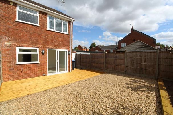2 bedroom end of terrace house to rent - Photo 1