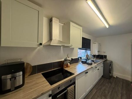 3 bedroom flat to rent - Photo 5