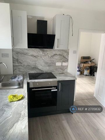 4 bedroom end of terrace house to rent - Photo 4