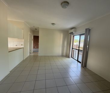 Updated unit in the heart of Moorooka - Photo 3