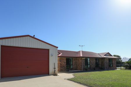 FAMILY HOME WITH SHED - Photo 4