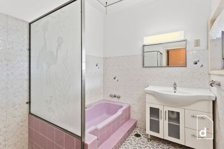 Light Filled Three-bedroom Home With Utilities Included - Photo 4