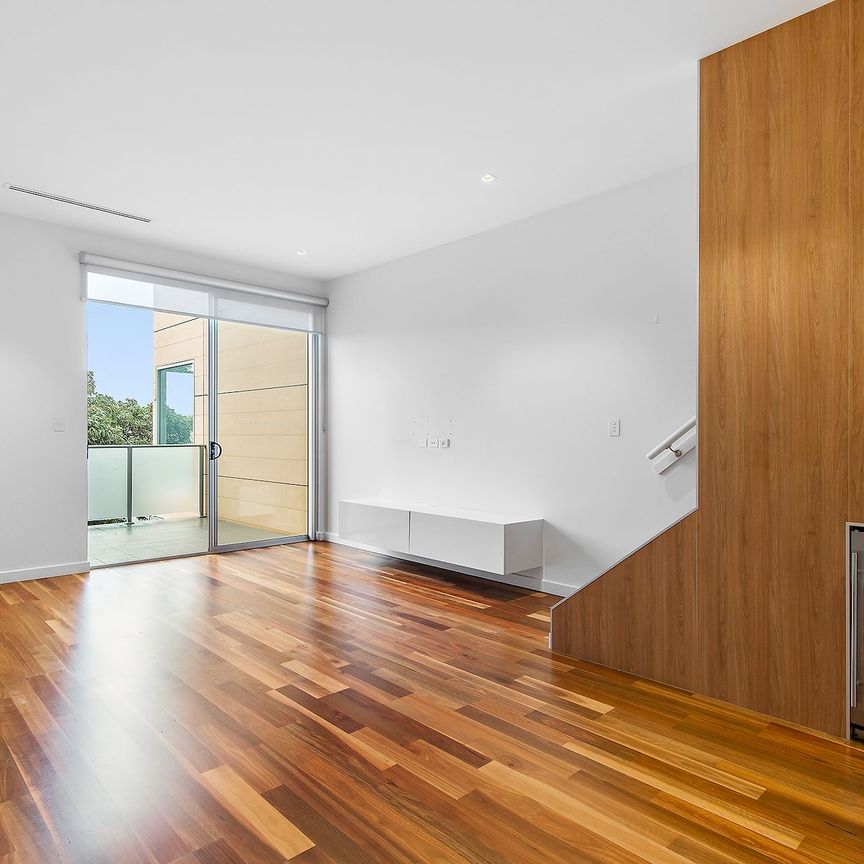 Two-bedroom two bathroom townhouse in wanted locale - Photo 1