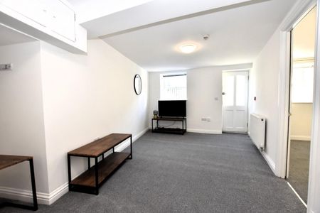 1 bedroom Flat To Let - Photo 2