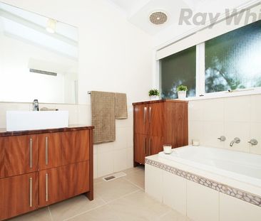 Three bedroom home with low maintenance yard - Photo 6
