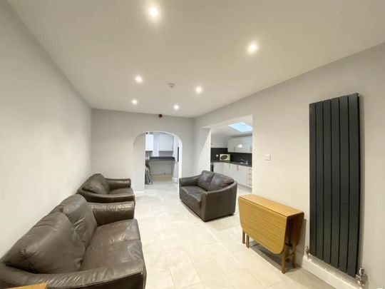 8 bedroom house to rent - Photo 1