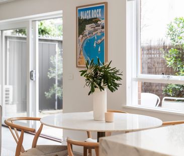 FULLY FURNISHED STUNNING DESIGNER LIVING BY THE BAY - Photo 2