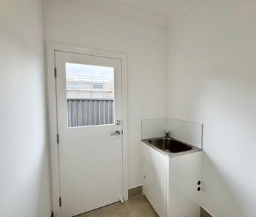 Spacious Single-Storey Brand New Family Home - Photo 6