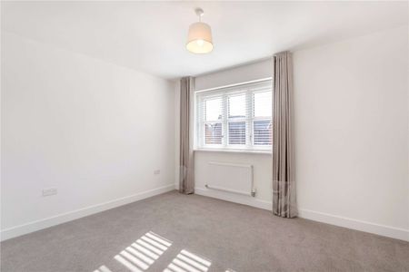 Contemporary family home in desirable village location - Photo 2