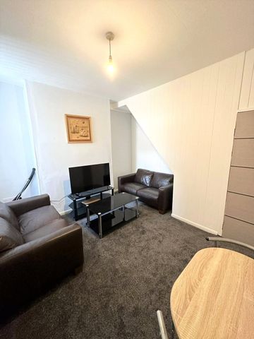 3 Bedroom Terraced - Photo 2