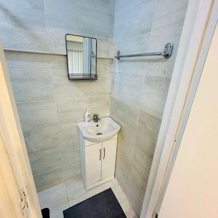 1 bedroom in a house share to rent - Photo 3