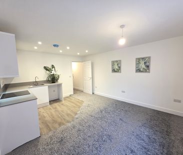 Two bed Top-floor Apartment - Photo 2