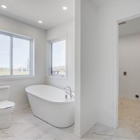 Vaste 61/2 sur 2 étage, style semi-détaché ! NEUF! Décembre 2025, Cour privé - Photo 3