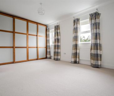 4 bedroom end of terrace house to rent - Photo 3